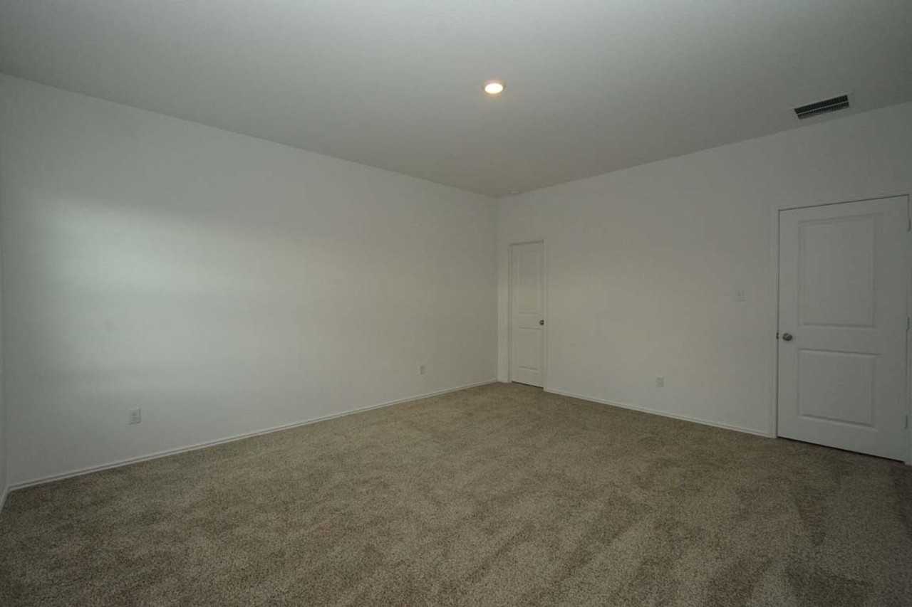 404 Bass Dr - Photo 4 of 36