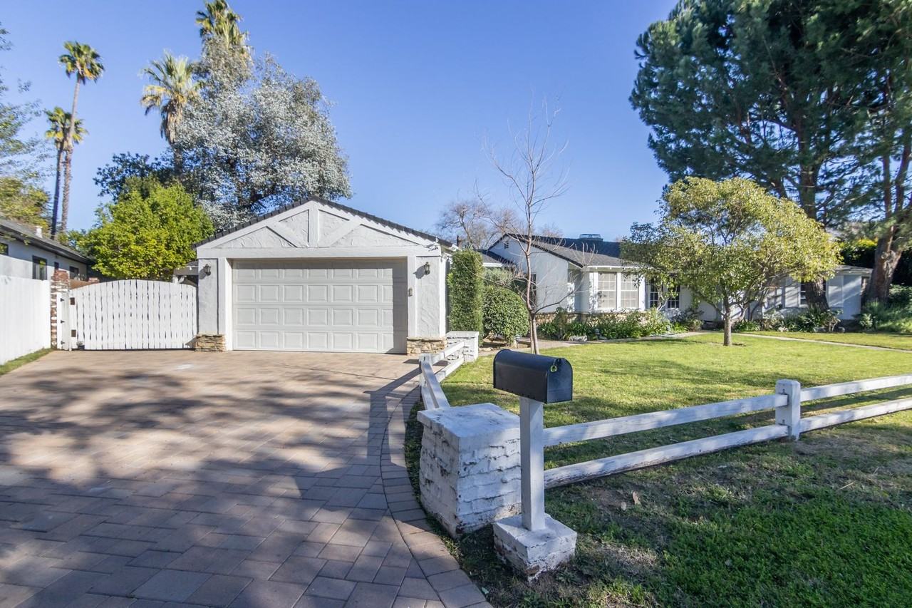 4668 Saint Clair Ave - Photo 3 of 38