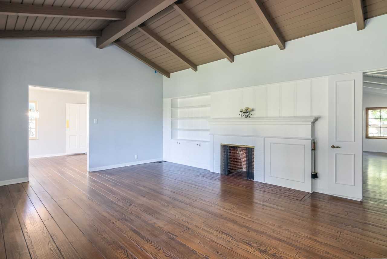 4668 Saint Clair Ave - Photo 5 of 38