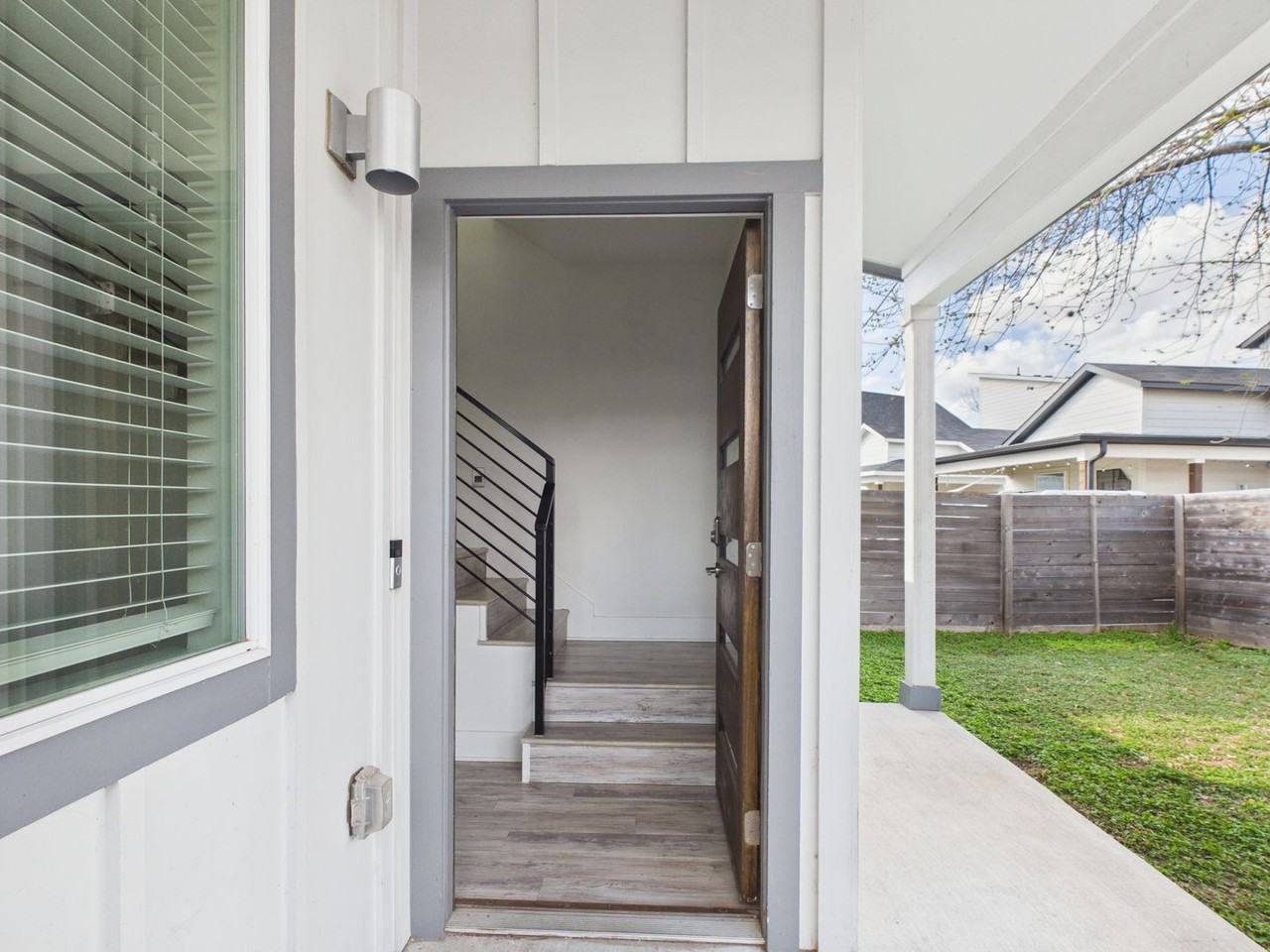 6815 Porter St - Photo 3 of 33