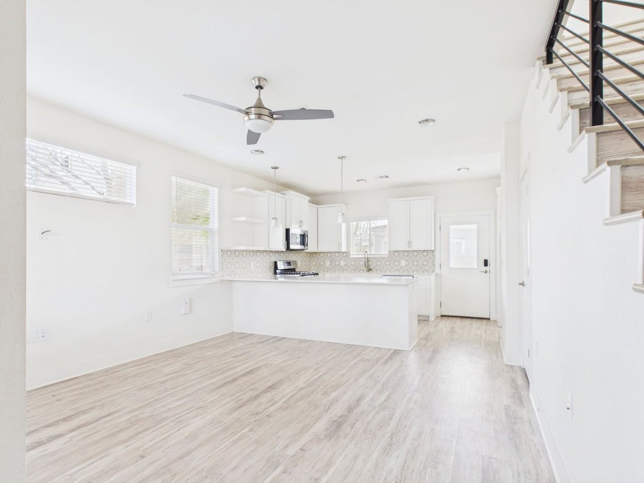 6815 Porter St - Photo 4 of 33