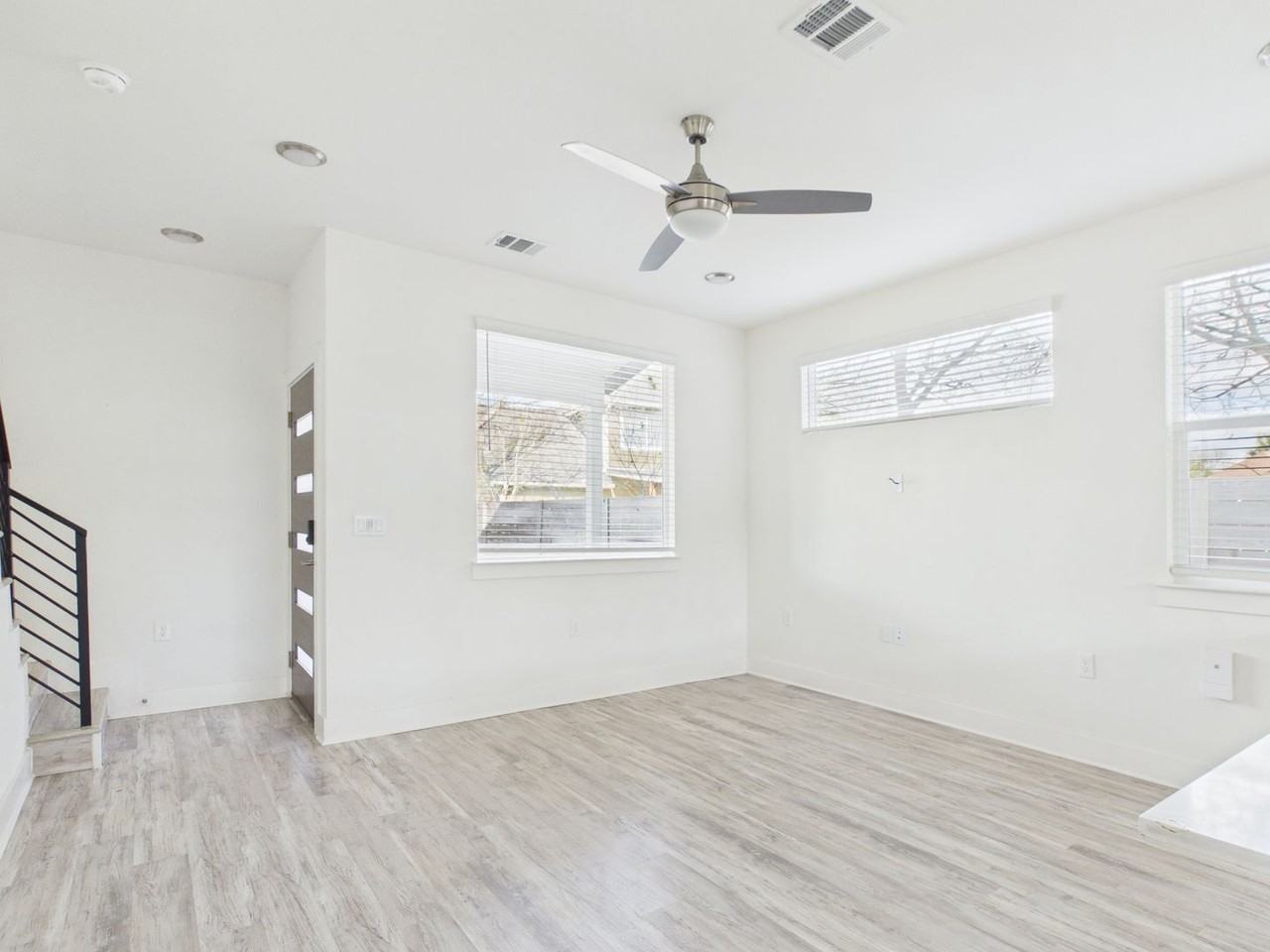 6815 Porter St - Photo 5 of 33