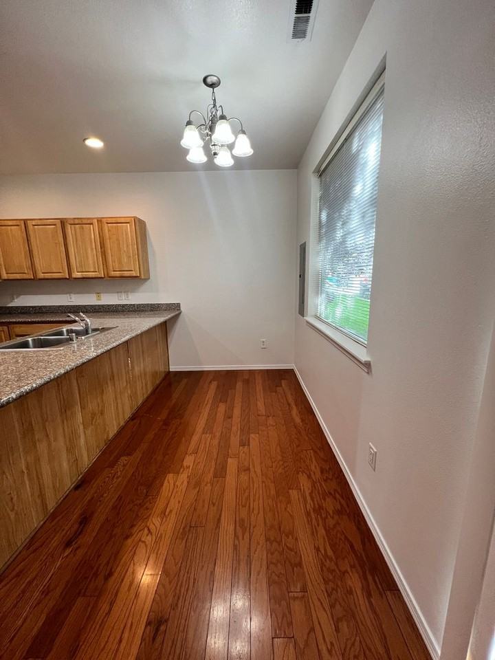 1620 W Lee St #4 - Photo 7 of 23