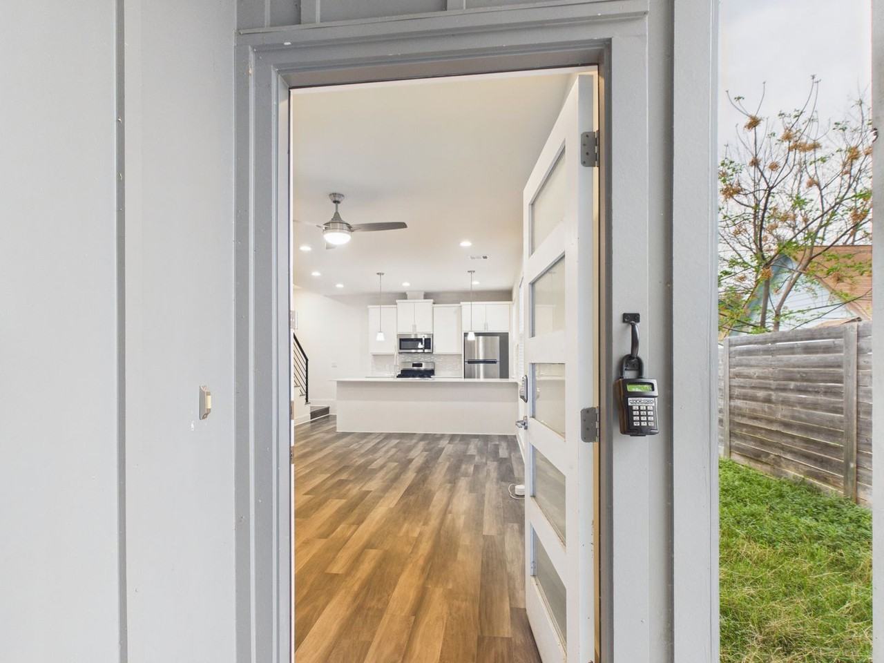 6102 Caddie St - Photo 4 of 35