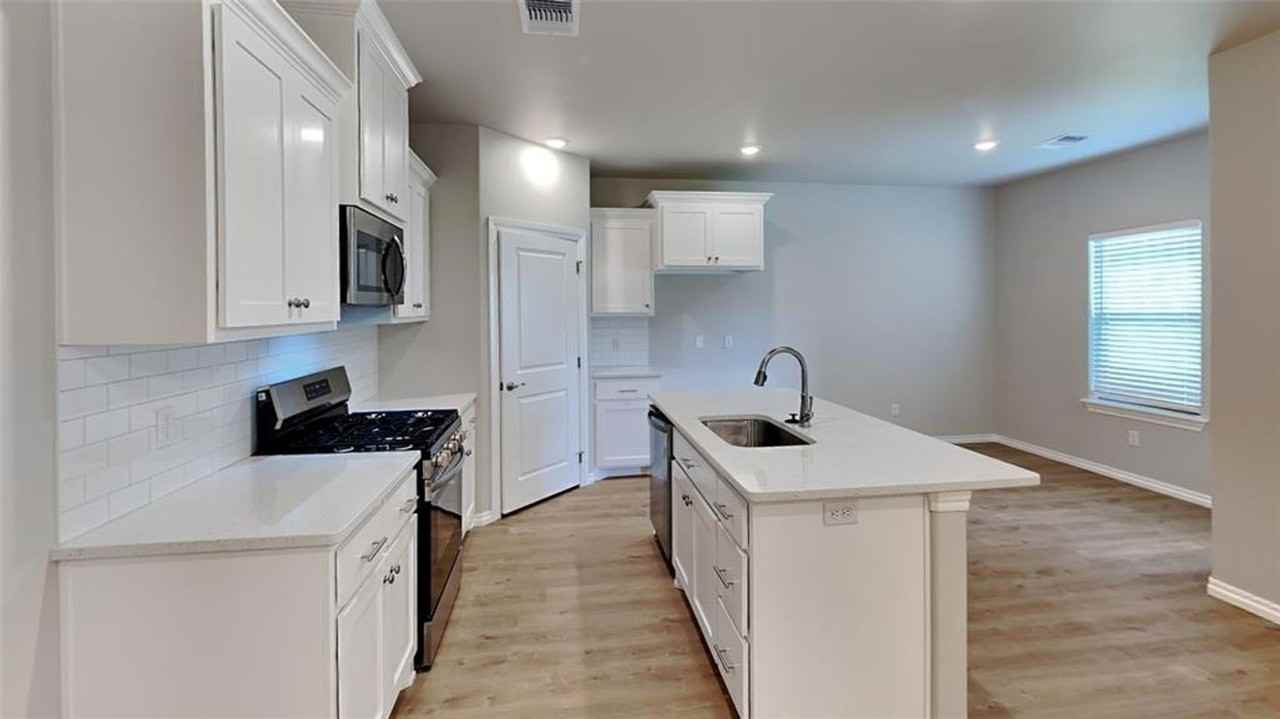 7040 Labelle Dr - Photo 4 of 18