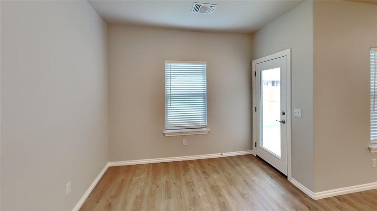 7040 Labelle Dr - Photo 7 of 18