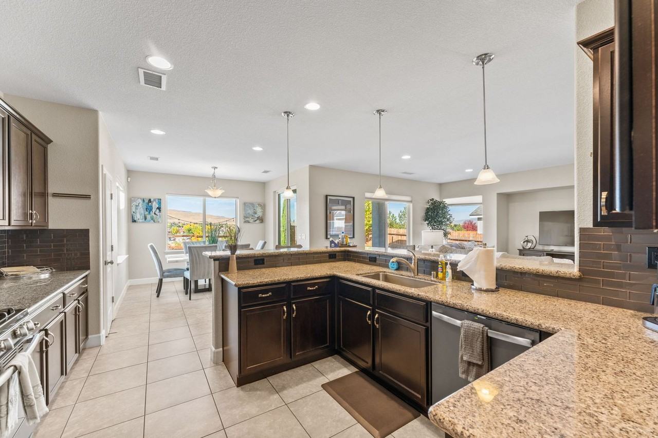 784 Ahwanee Dr - Photo 6 of 44