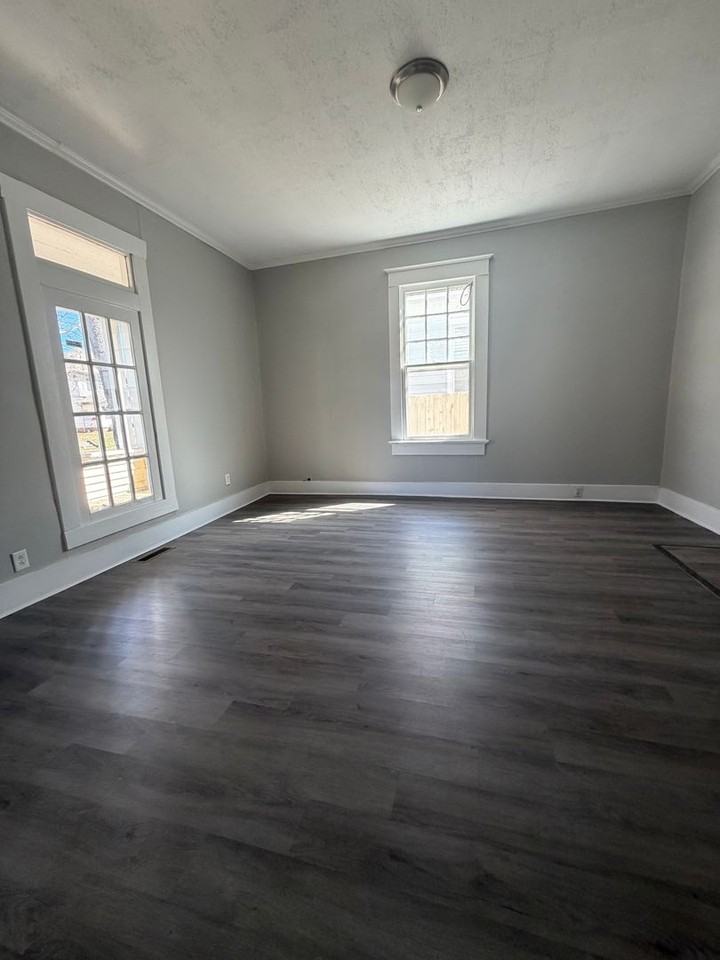 150 Arlington Ave - Photo 4 of 9