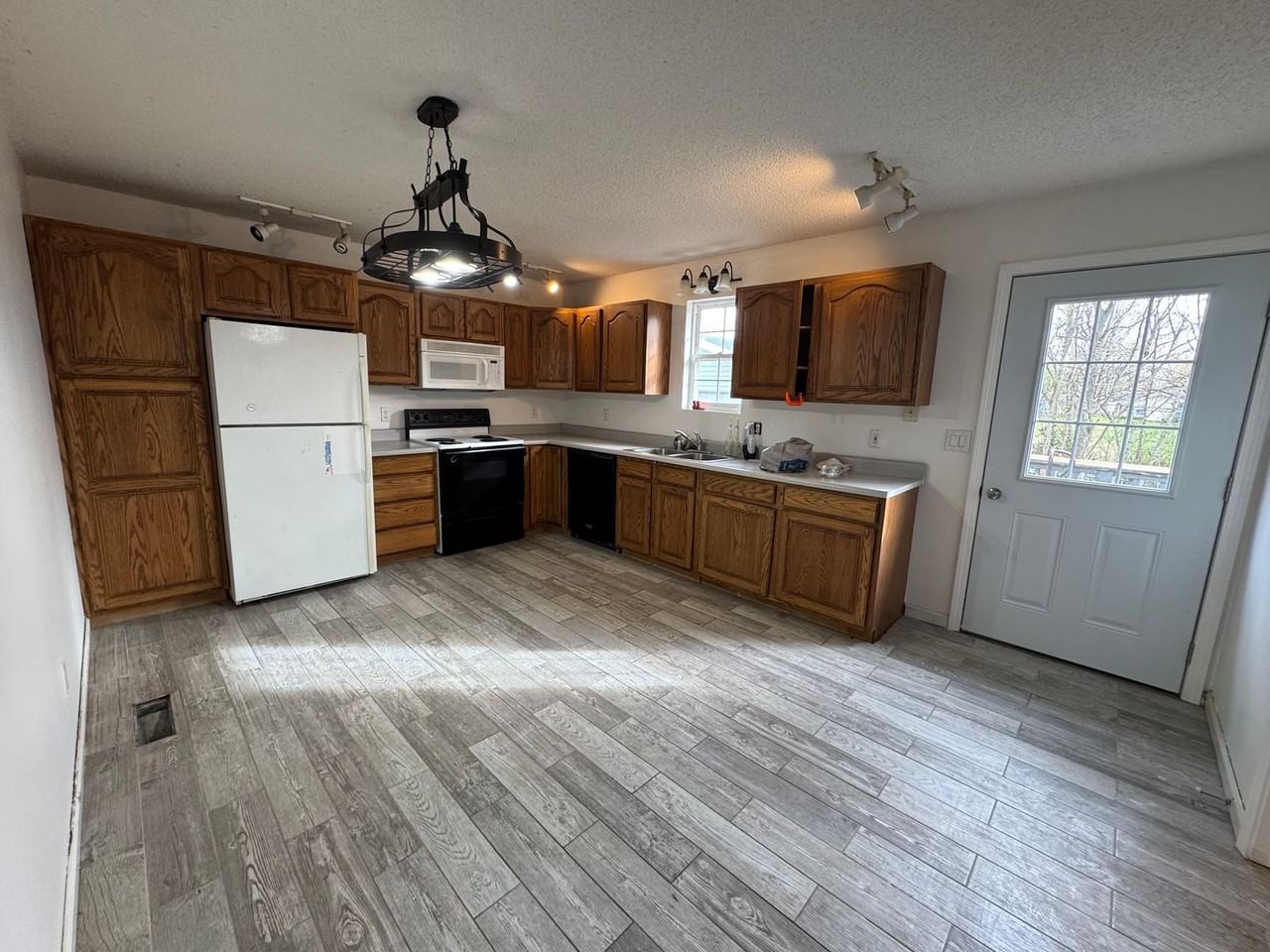 544 Coffee Ave - Photo 6 of 17