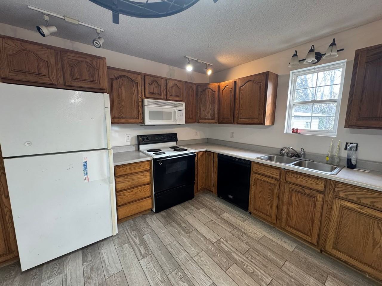 544 Coffee Ave - Photo 7 of 17