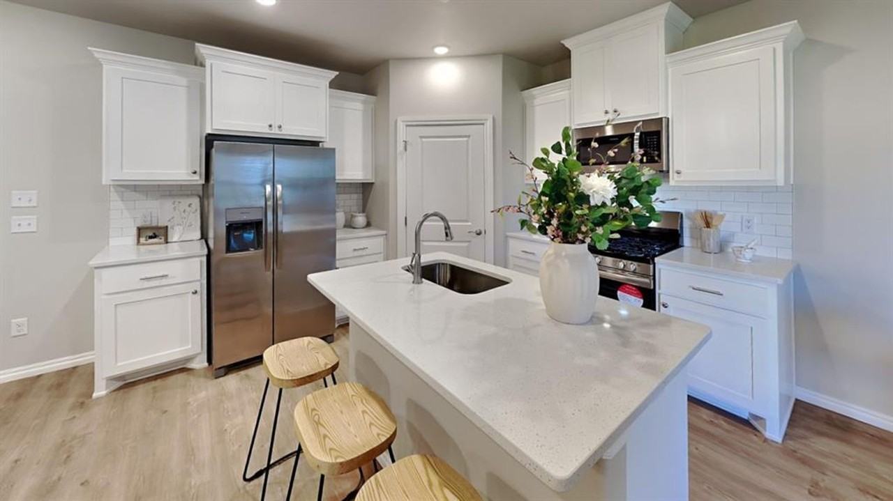 8020 Labelle Dr - Photo 5 of 22