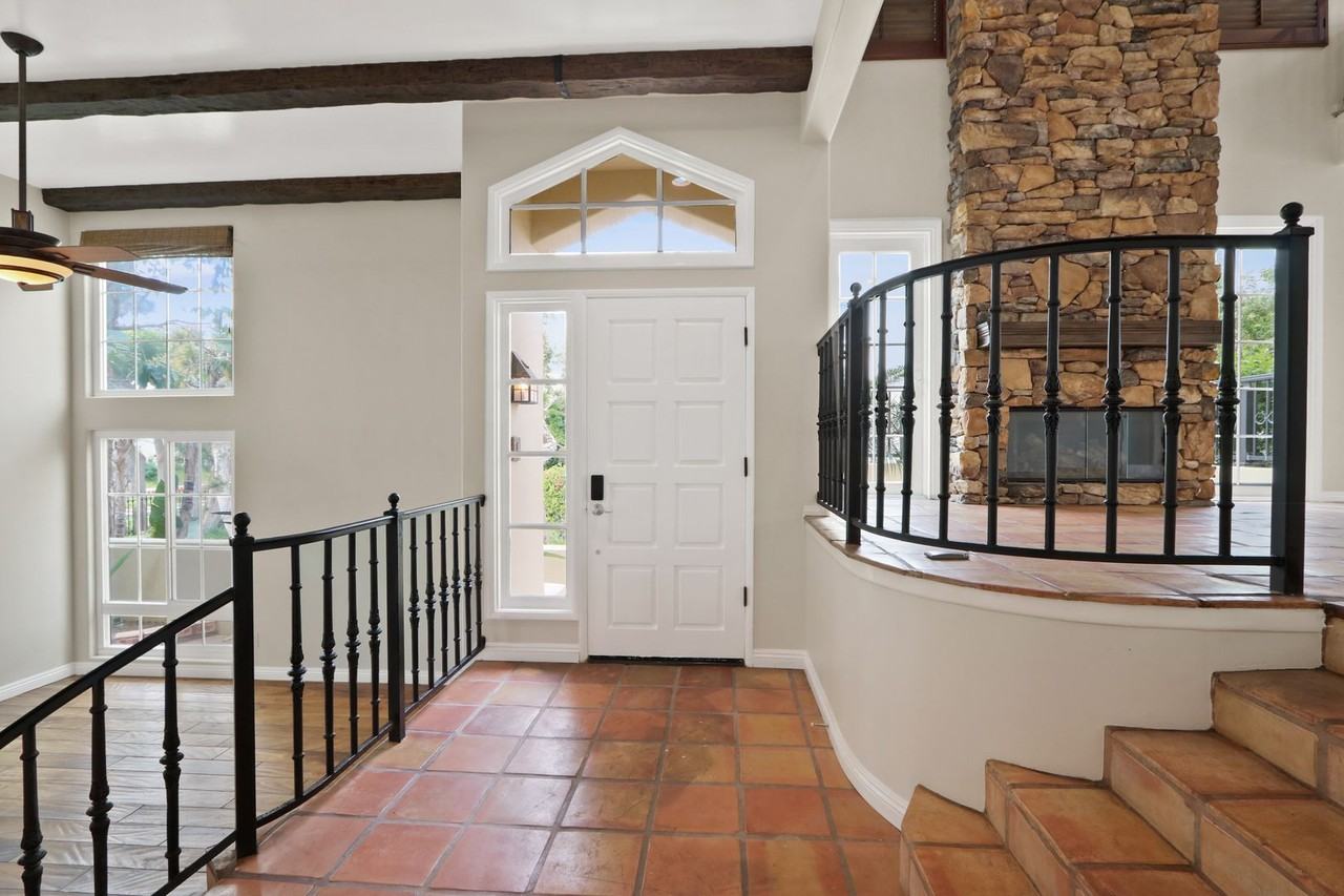 6031 Shadowbrook Cir - Photo 3 of 25