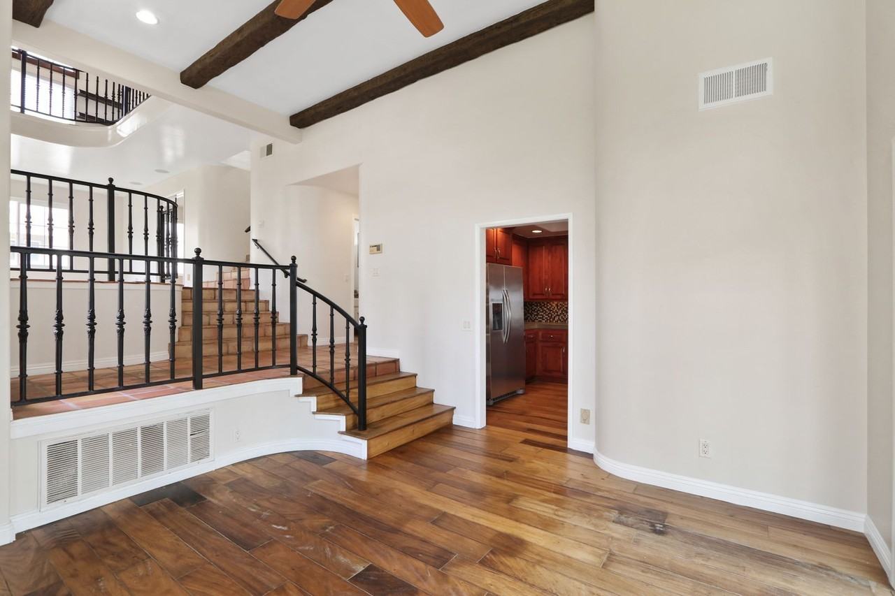 6031 Shadowbrook Cir - Photo 4 of 25