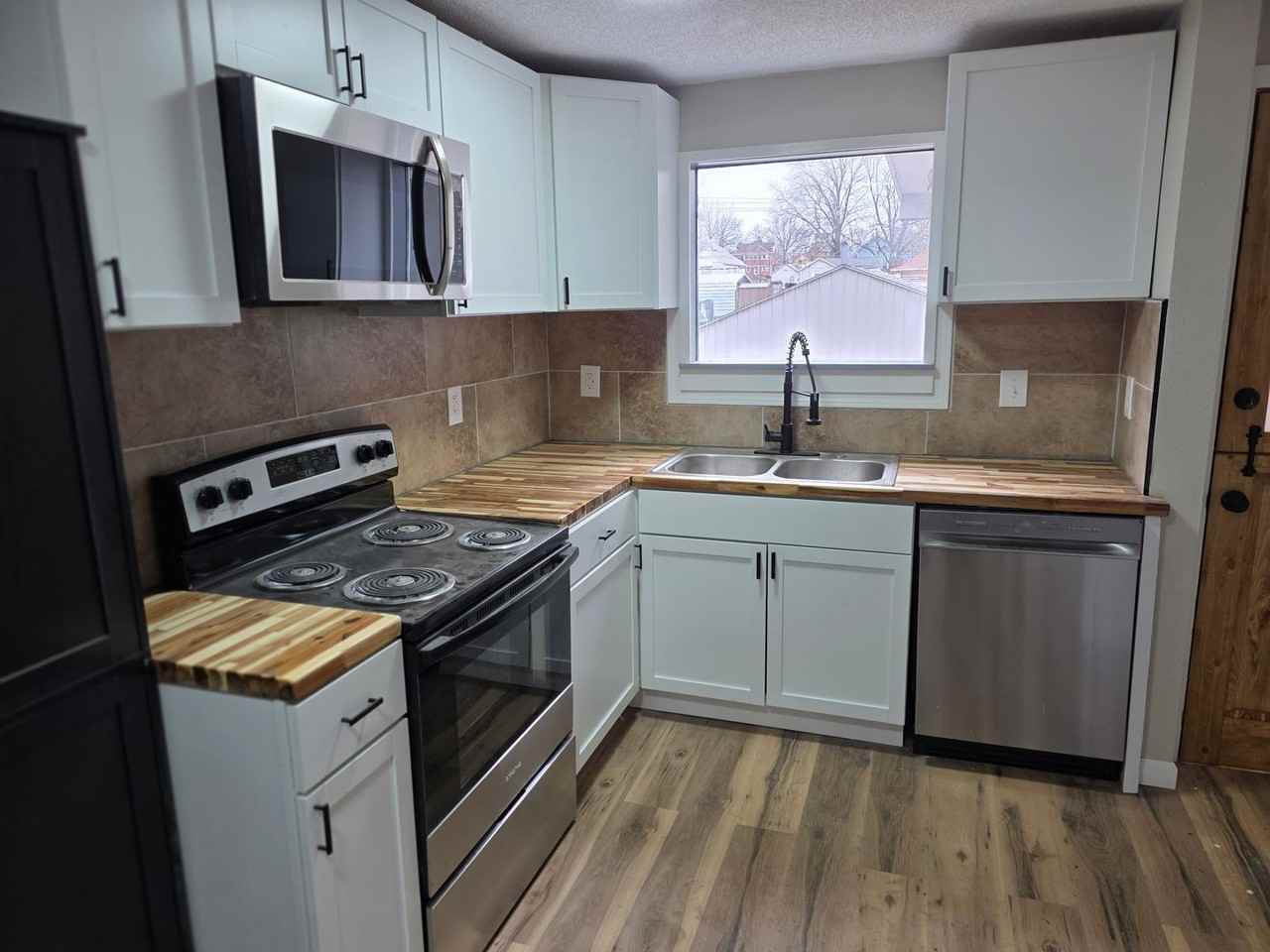 214 Lobban St - Photo 5 of 20