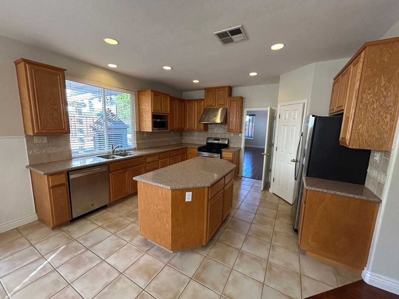 813 Allen Ct - Photo 6 of 31