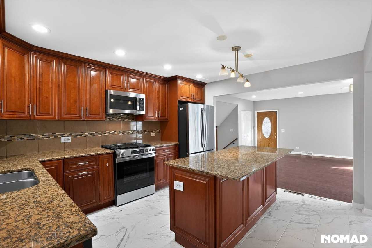 7151 N Hamlin Ave - Photo 3 of 26