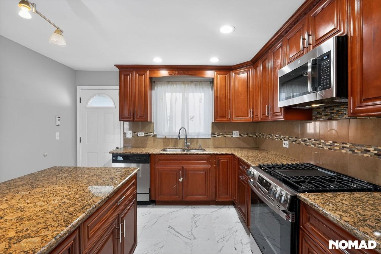 7151 N Hamlin Ave - Photo 4 of 26