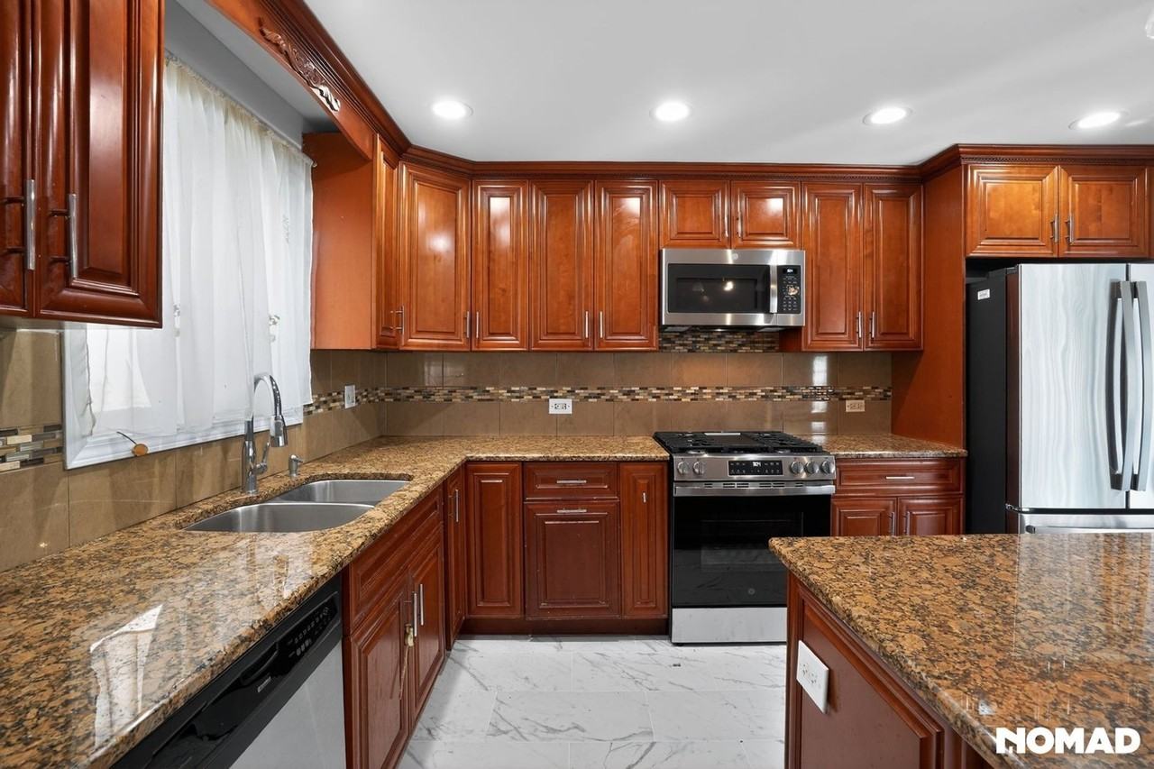 7151 N Hamlin Ave - Photo 5 of 26