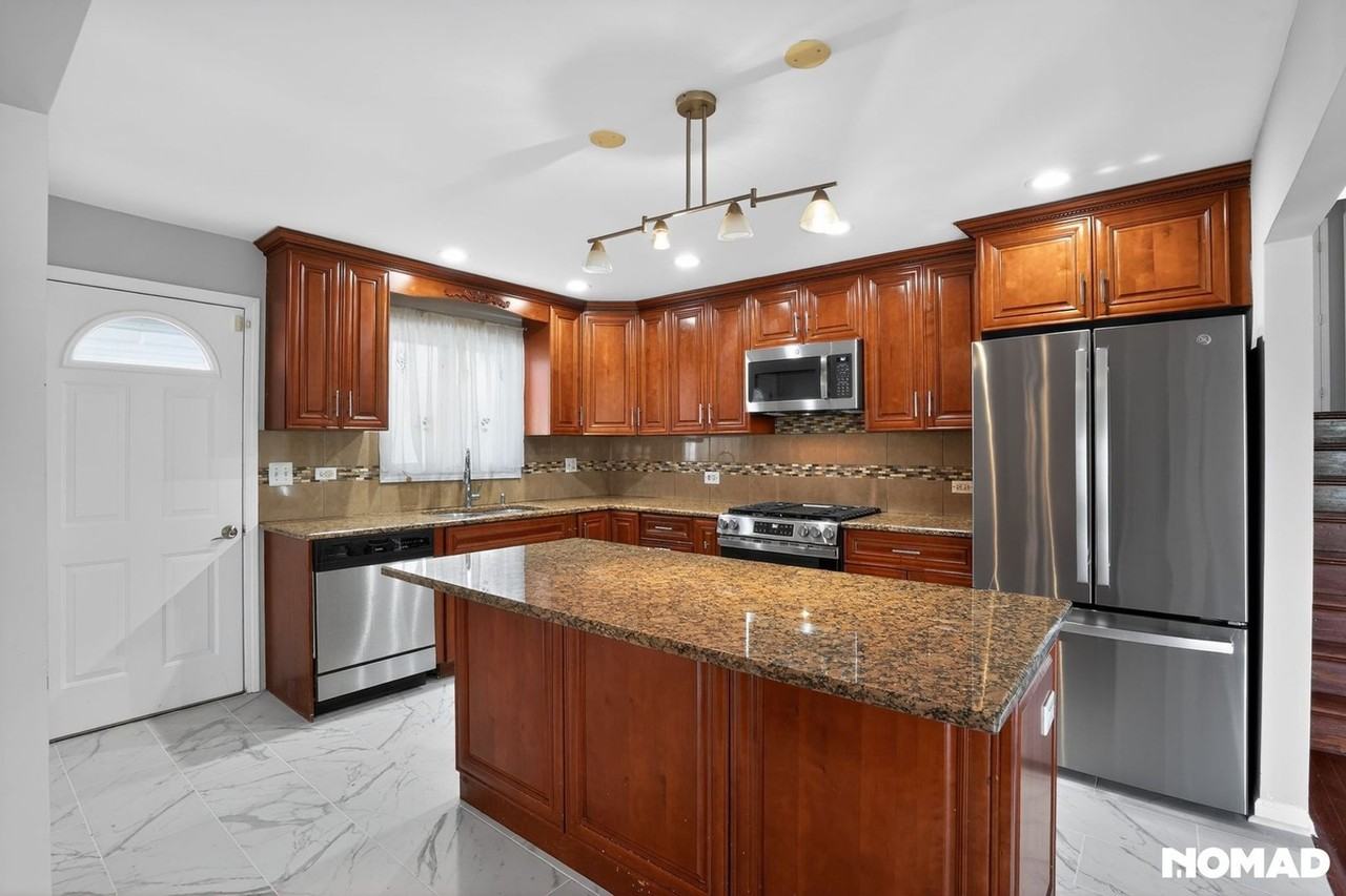 7151 N Hamlin Ave - Photo 6 of 26