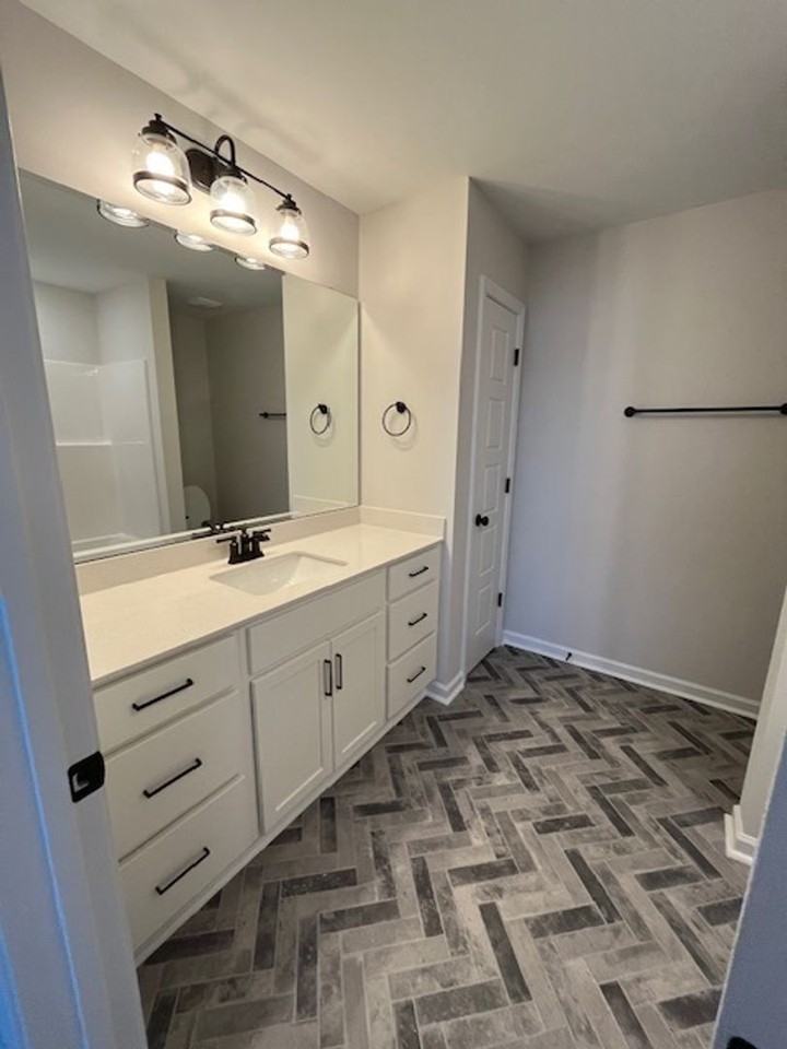 8421 Paramount Pt - Photo 3 of 33