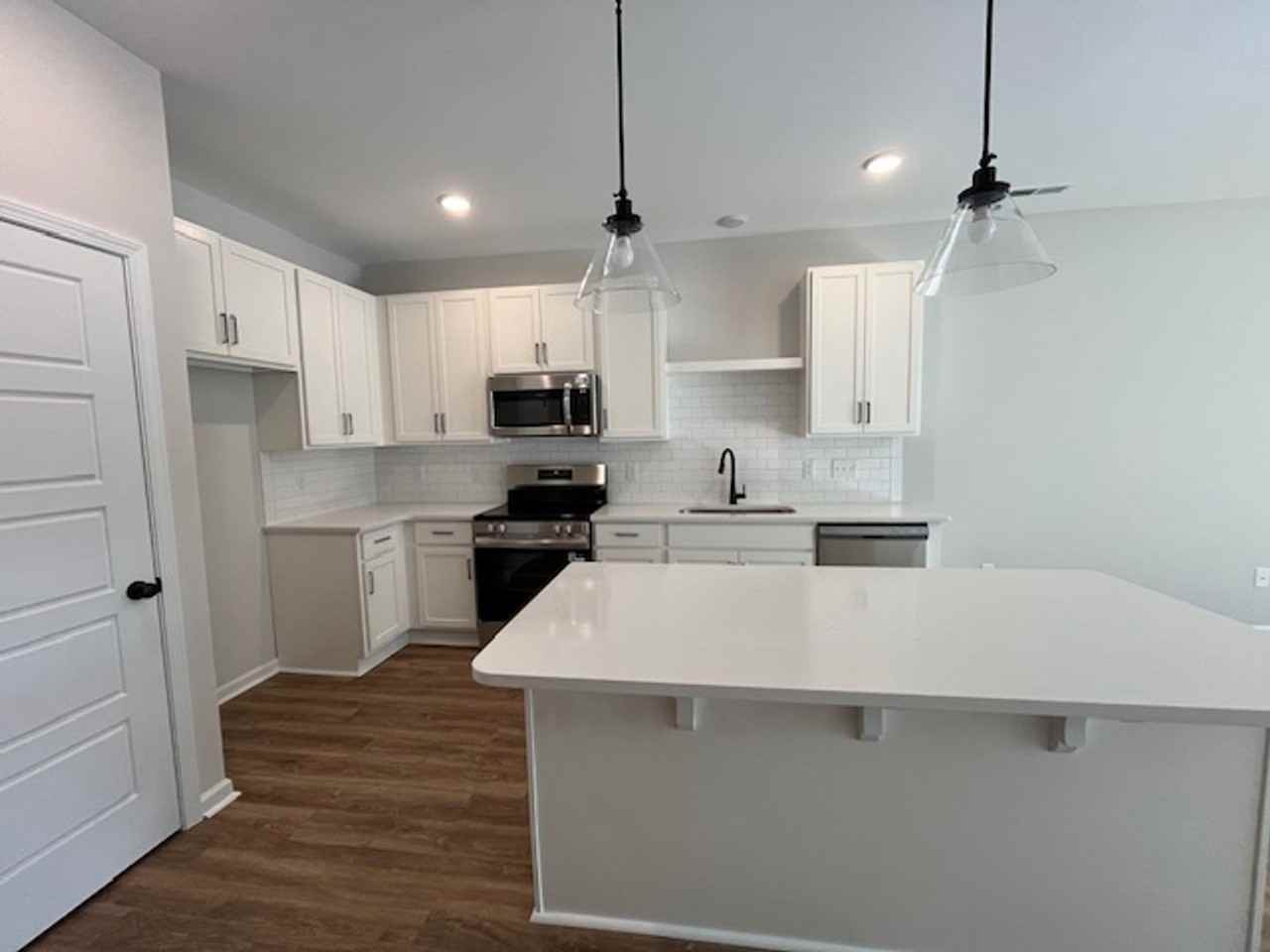 8421 Paramount Pt - Photo 4 of 33