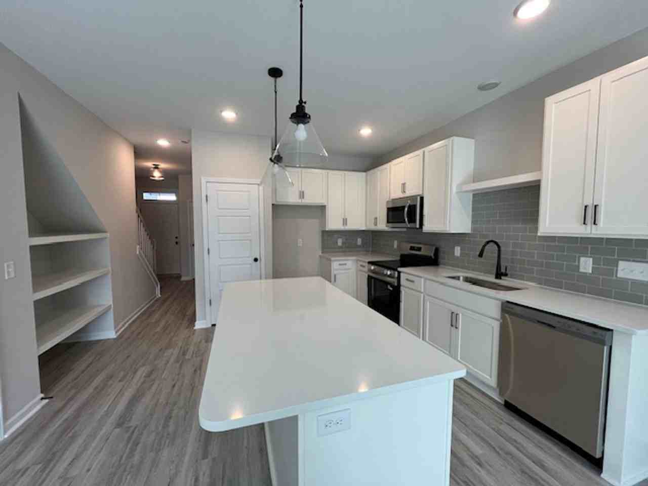 8409 Paramount Pt - Photo 3 of 27