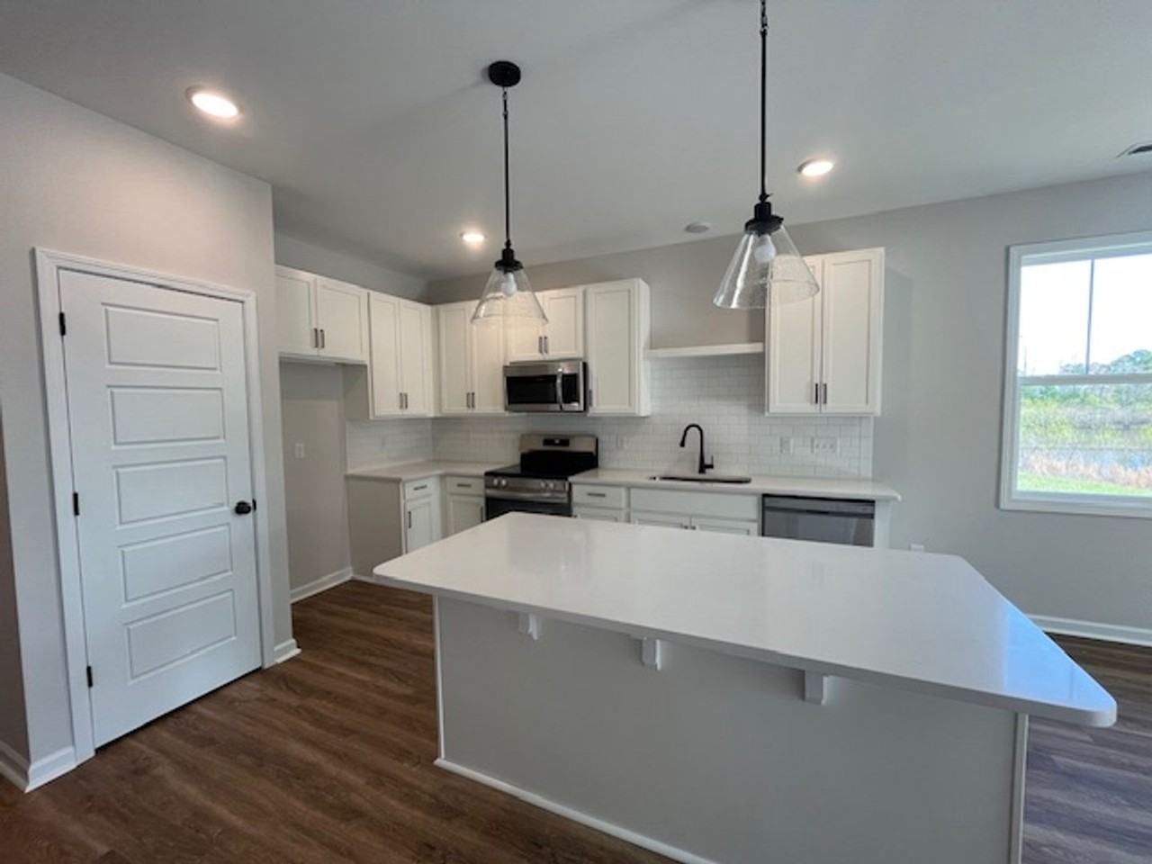 8405 Paramount Pt - Photo 3 of 28