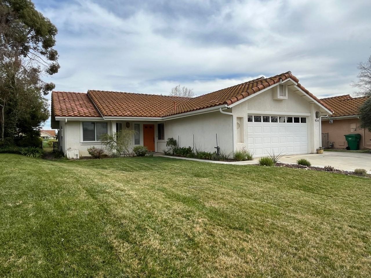 924 Torrey Pines Dr - Photo 2 of 35