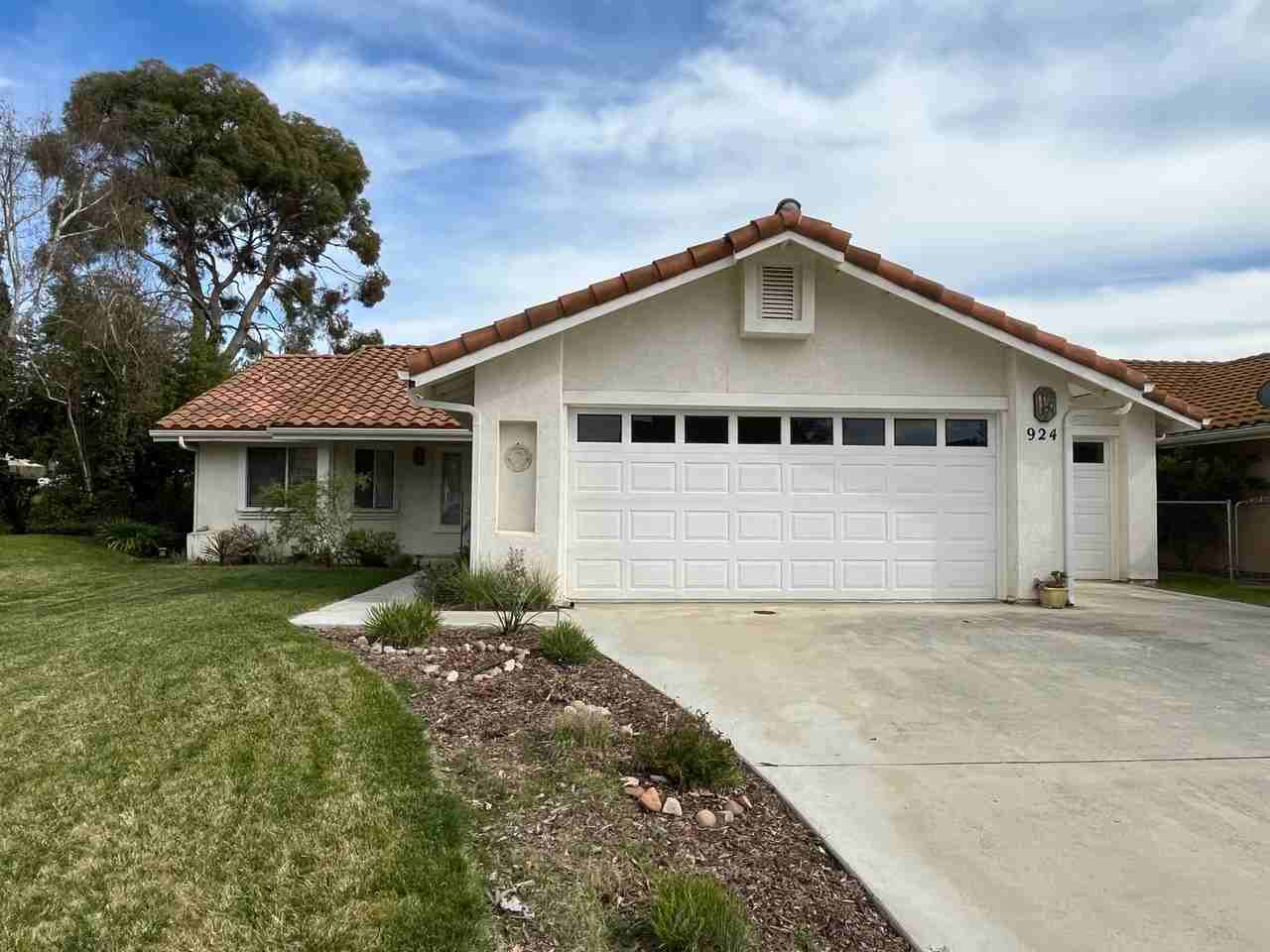 924 Torrey Pines Dr - Photo 3 of 35