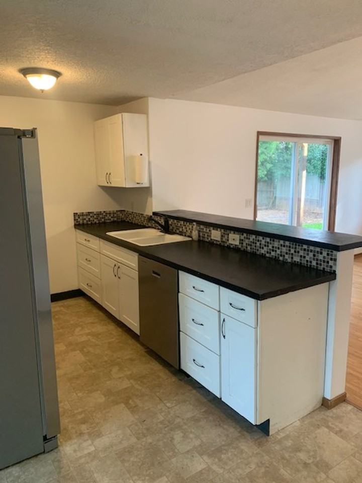 605 Dimick St - Photo 5 of 17