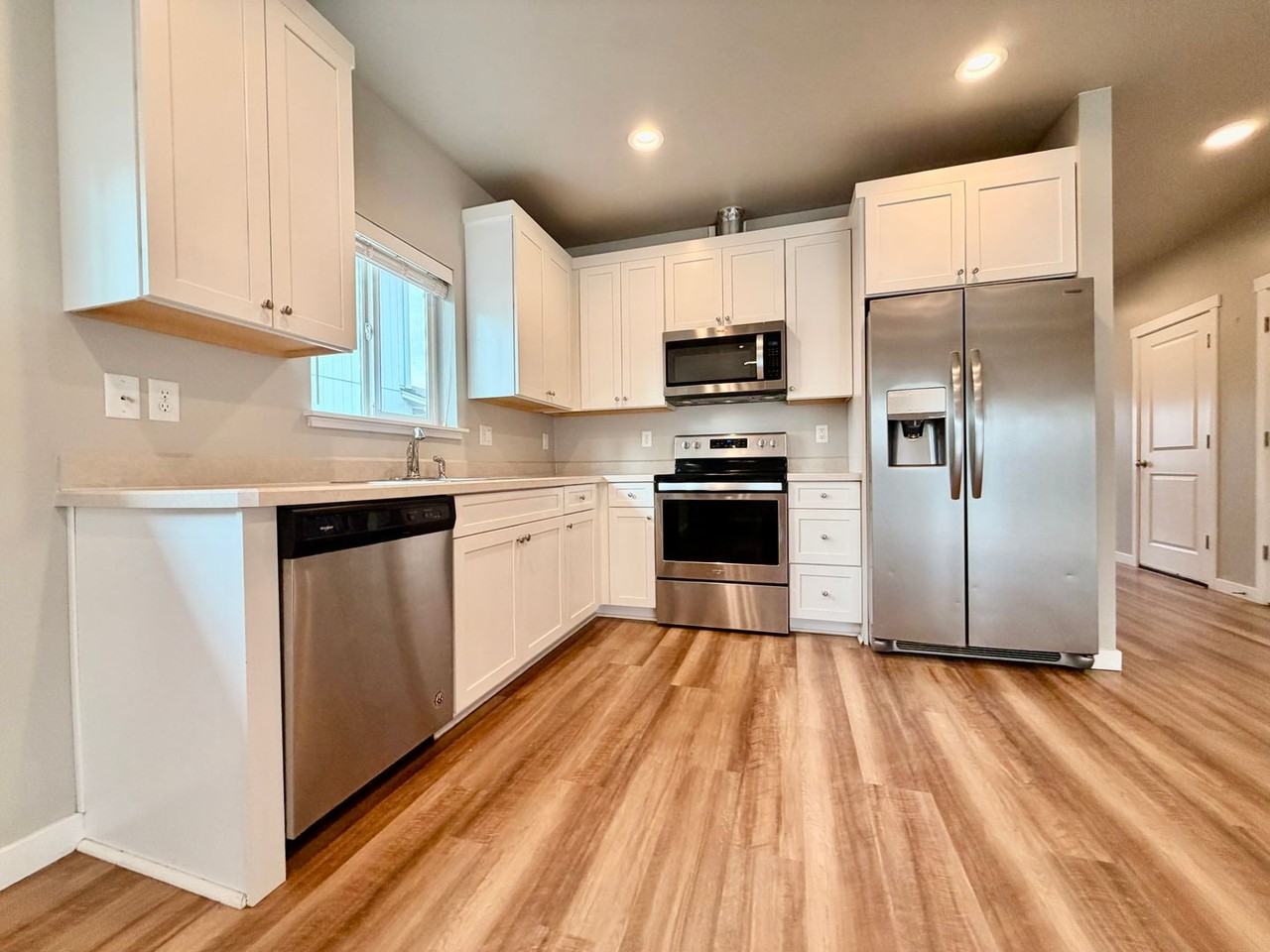 16439 Bassett Dr - Photo 3 of 18