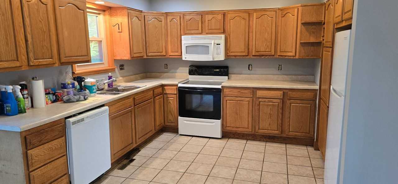 821 Brian Ct - Photo 2 of 7