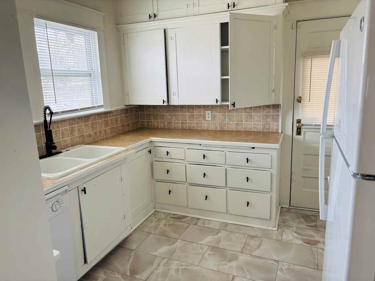 201 S Crysler Ave - Photo 5 of 11