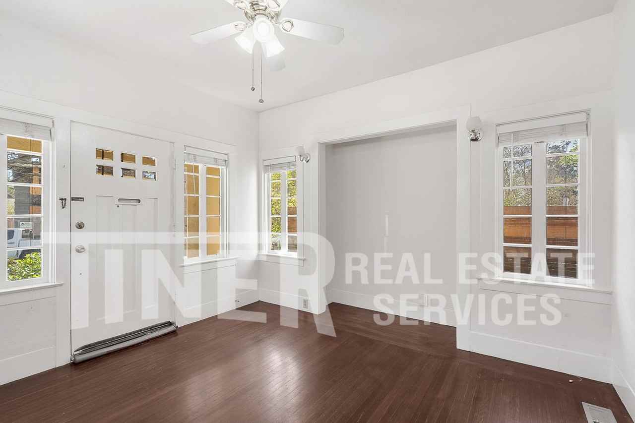 2133 Marshall Way - Photo 3 of 23