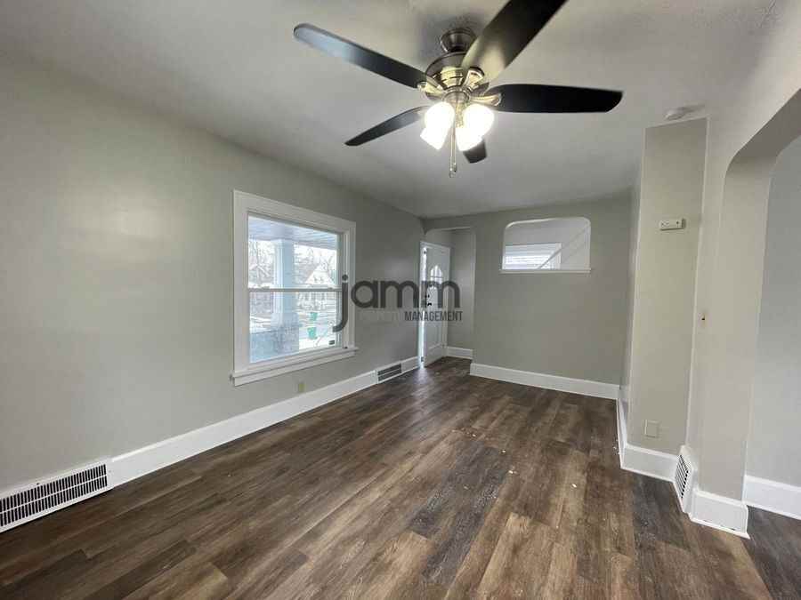 5233 Anthony St - Photo 3 of 24