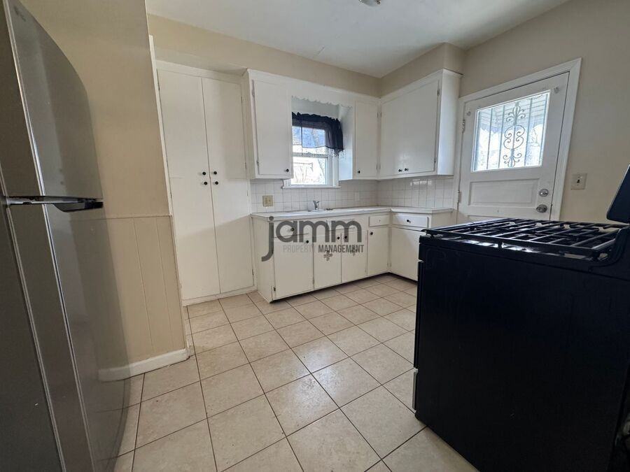 5233 Anthony St - Photo 6 of 24