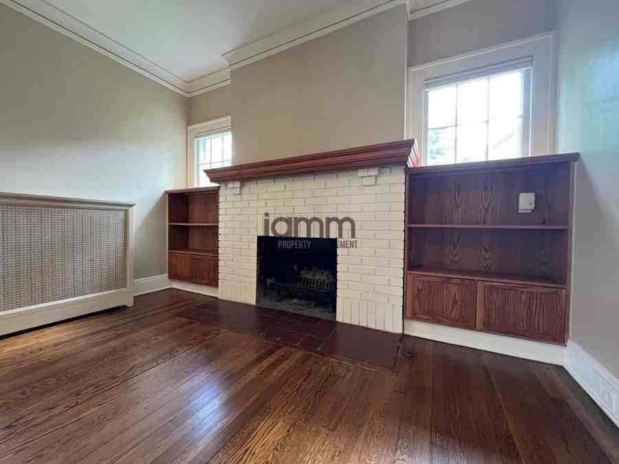 2425 Demington Dr - Photo 5 of 33