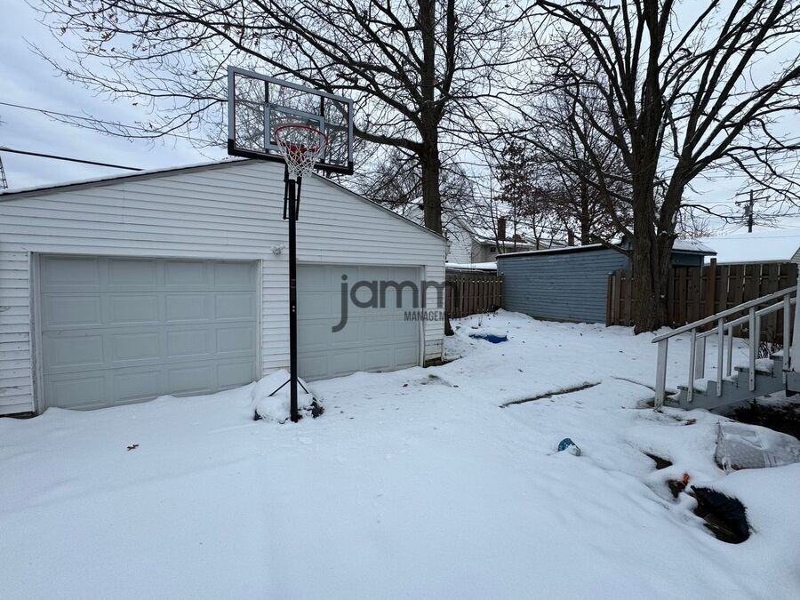 2121 Wyandotte Ave - Photo 2 of 23