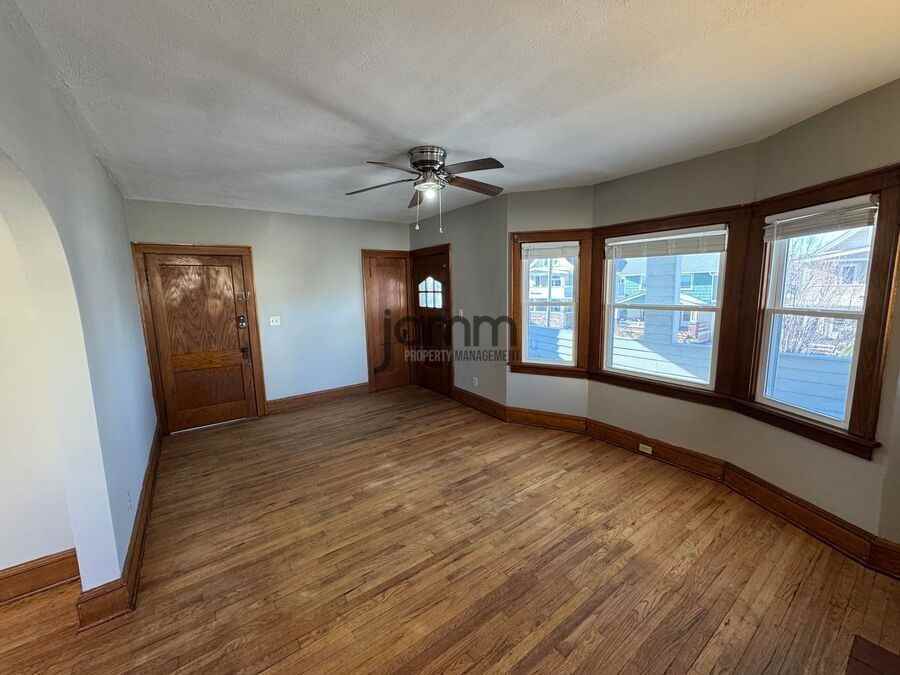 2121 Wyandotte Ave - Photo 5 of 23