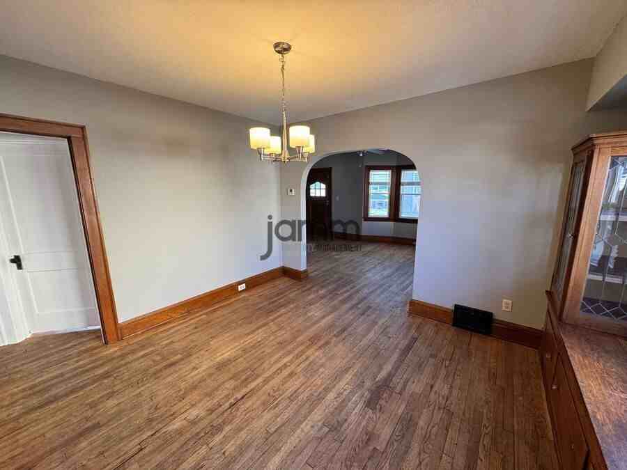 2121 Wyandotte Ave - Photo 7 of 23