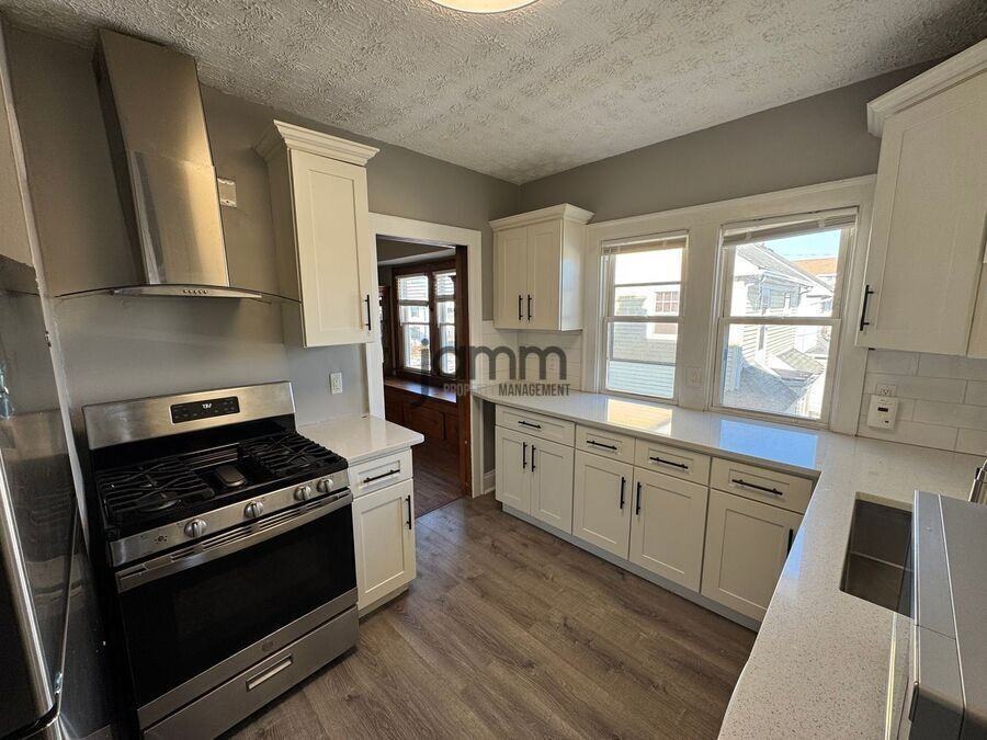 2121 Wyandotte Ave - Photo 7 of 23
