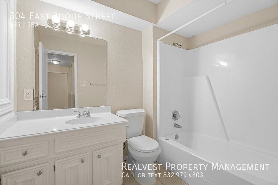 304 E Adoue St - Photo 3 of 12