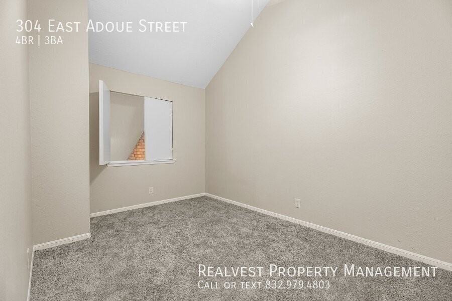 304 E Adoue St - Photo 5 of 12