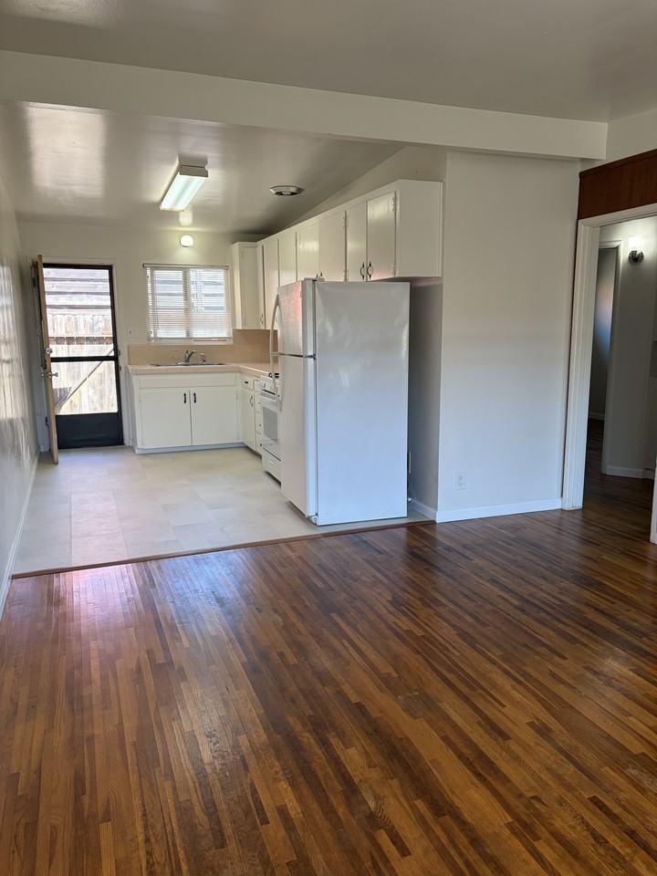 1245 Peach St #B - Photo 2 of 8