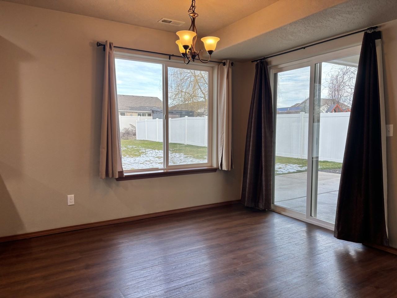 8811 N Elm St - Photo 4 of 18