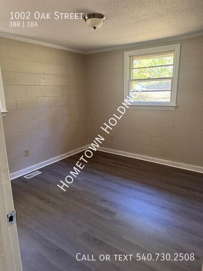 1002 Oak St - Photo 6 of 8