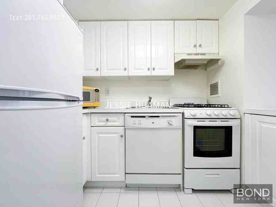 1 Astor Pl #D - Photo 4 of 5