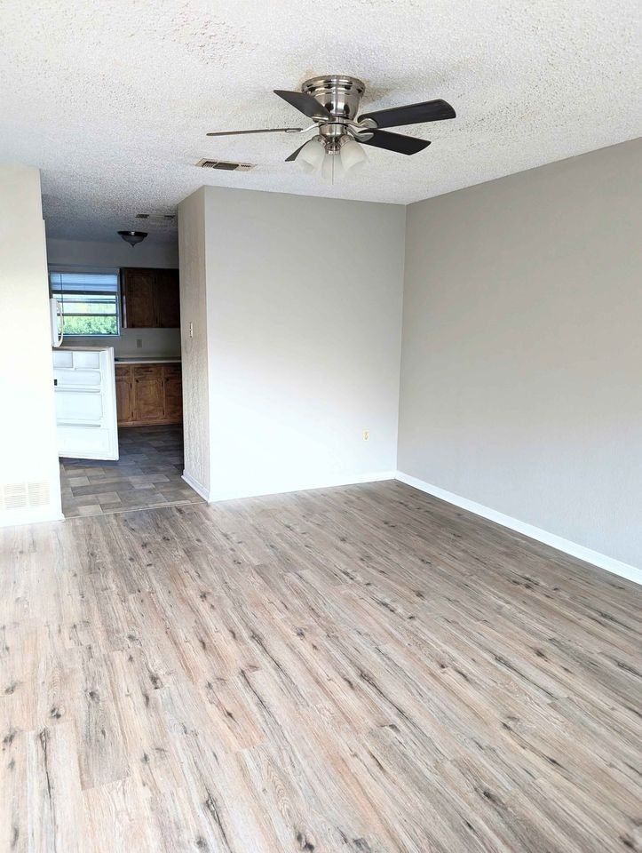 401 N 4th St #E - Photo 2 of 7