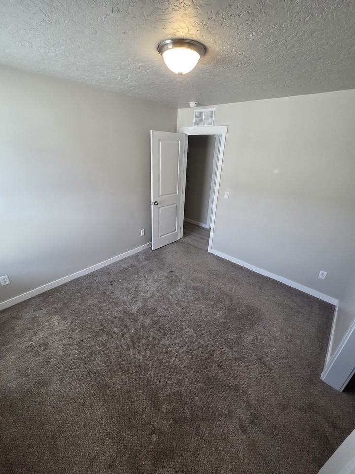 17649 Desert Ridge Ave - Photo 2 of 5