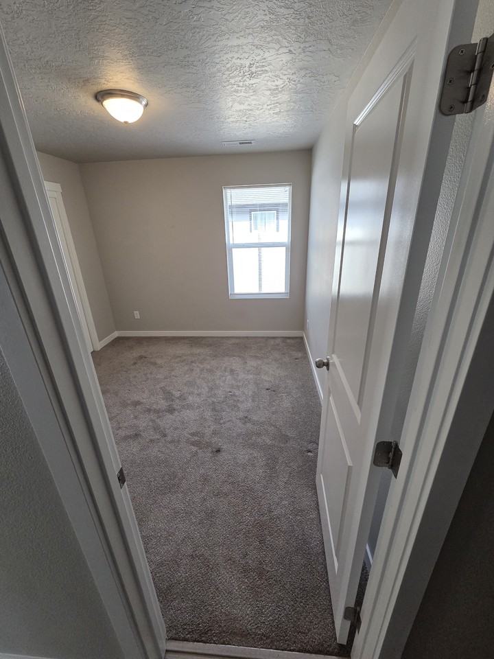 17649 Desert Ridge Ave - Photo 3 of 5